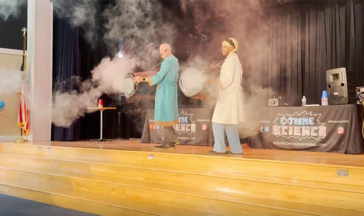 Sixth graders at Setauket Elementary School recently enjoyed an exciting visit from David Hagerman and his “Extreme Science” presentation. 
